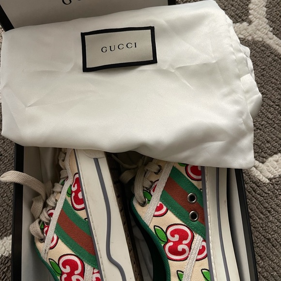 Gucci tennis shoes - Picture 2 of 7